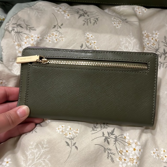 Kate Spade Madison Laptop Tote with matching wallet. - Picture 9 of 10